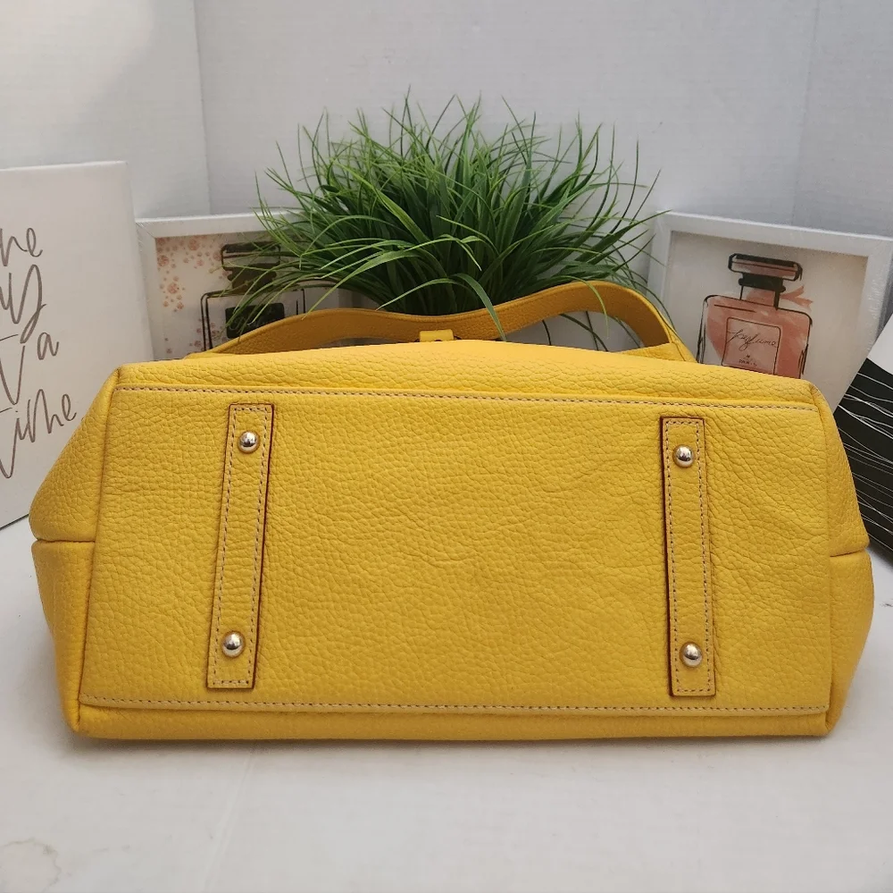 Dooney & Bourke Bag GUC Pebble Leather Logo Lock Hobo Shoulder Sac in yellow Lrg